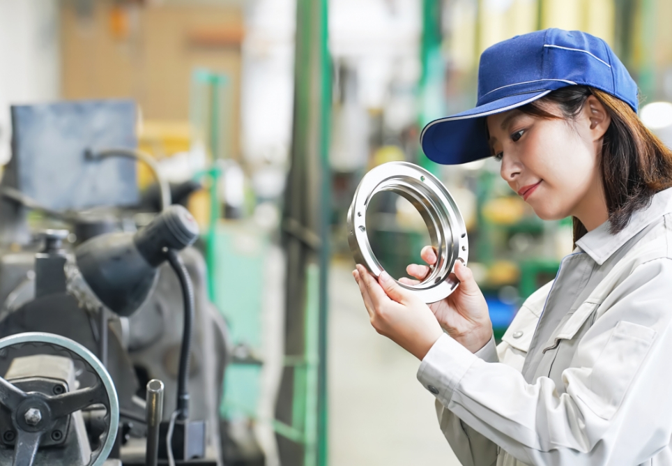 女性の機械工学のエンジニアの写真