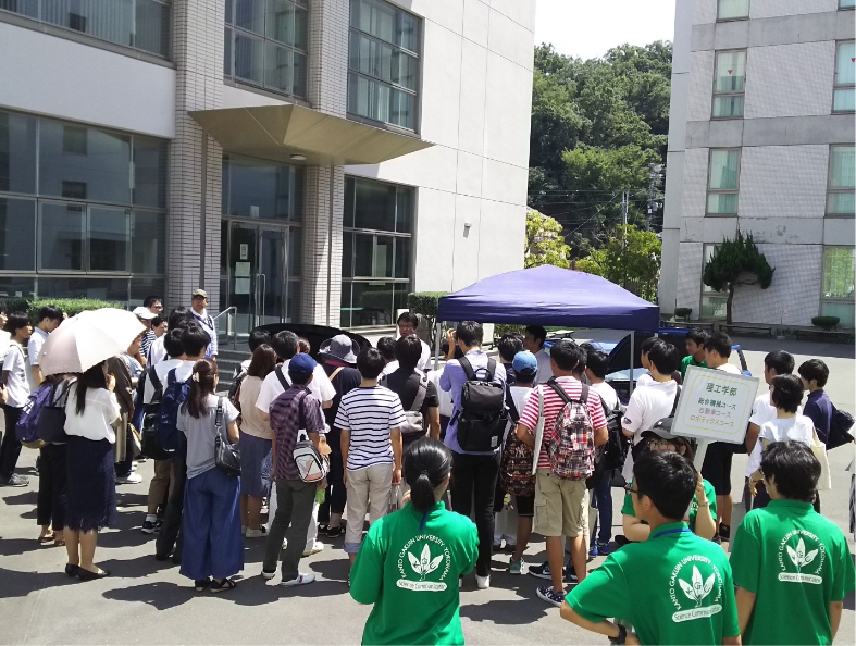 学園祭の運営を行う生徒の写真