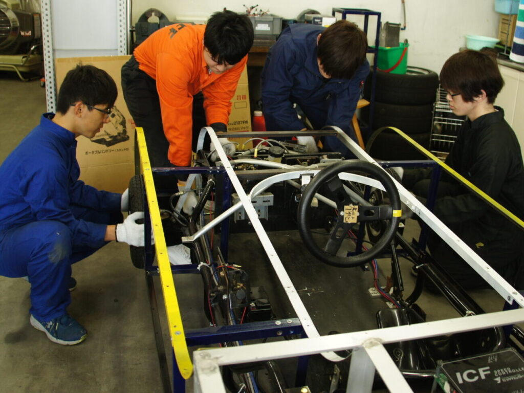 自動車専攻の授業風景の写真